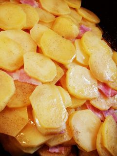 簡単!じゃがいもとベーコンの重ね蒸し焼き-レシピのメイン写真