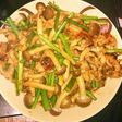 豚もも肉とにんにくの芽としめじの炒め物