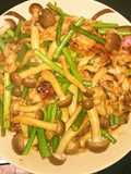 豚もも肉とにんにくの芽としめじの炒め物