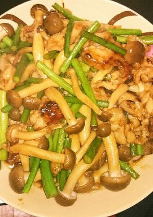 豚もも肉とにんにくの芽としめじの炒め物-レシピのメイン写真