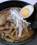 手作り極太中華麺で煮込みラーメン