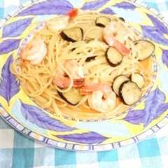 รูปของ 盆の料理で残ったエビの殻でクリームパスタ