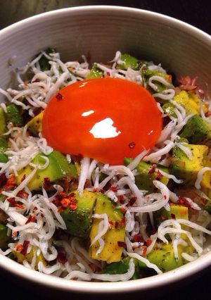 アボカドとシラスの醤油卵黄丼-レシピのメイン写真