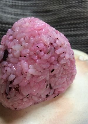 色鮮やかなおにぎり♡梅酢と赤シソで-レシピのメイン写真