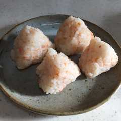 รูปของ 鮭フレークと粉チーズと昆布茶のおにぎり