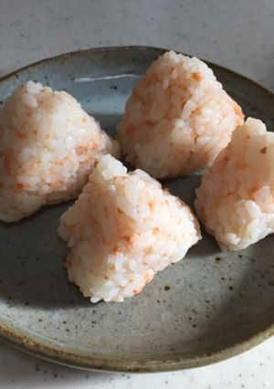 鮭フレークと粉チーズと昆布茶のおにぎり-レシピのメイン写真