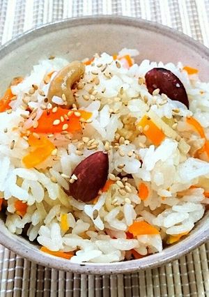 にんじんとナッツの炊き込みご飯-レシピのメイン写真