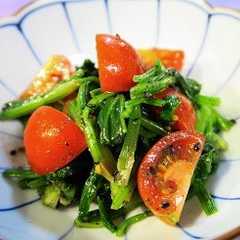 รูปของ ほうれん草とトマトの黒の胡麻和え