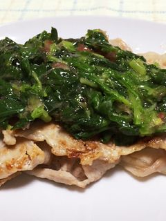 豚肉のモロヘイヤ梅和えのせ-レシピのメイン写真