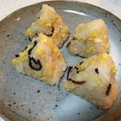 รูปของ 炒り卵と塩昆布のおにぎり