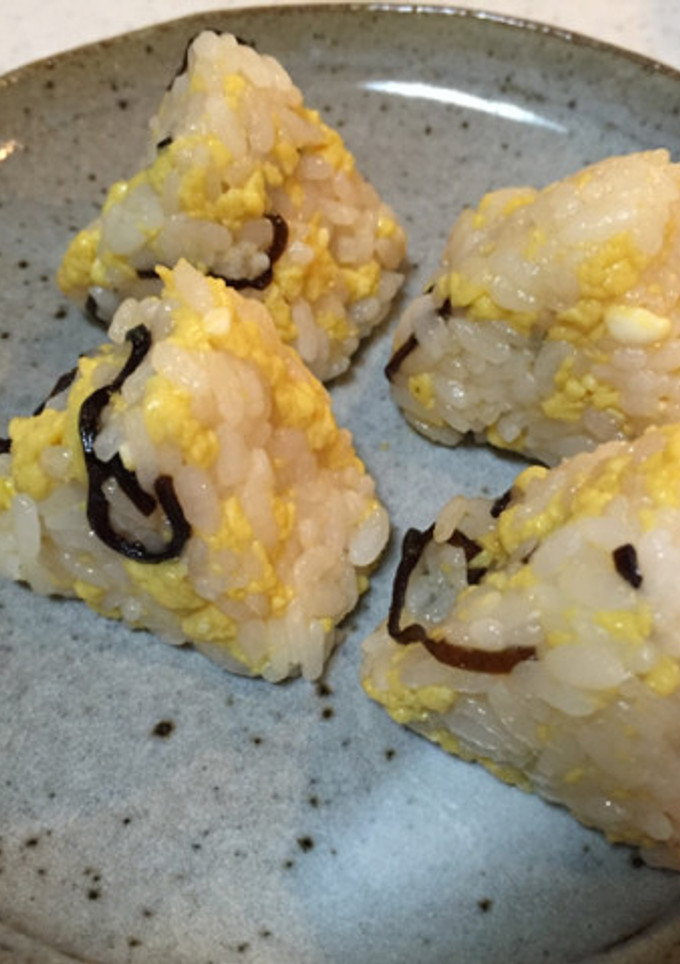 炒り卵と塩昆布のおにぎり-レシピのメイン写真
