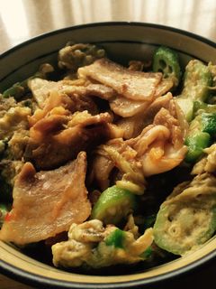 豚キムチオクラ卵とじ丼-レシピのメイン写真