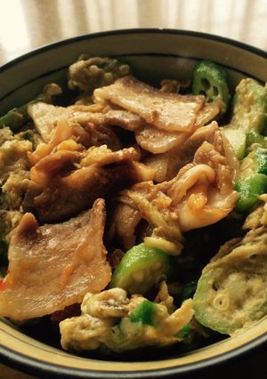 豚キムチオクラ卵とじ丼-レシピのメイン写真
