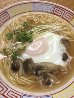 しめじの巣ごもり卵をのせたラーメン-レシピのメイン写真