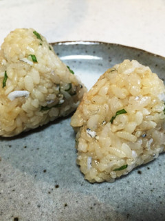 釜揚げしらすと大葉のおにぎり♡タレが美味-レシピのメイン写真