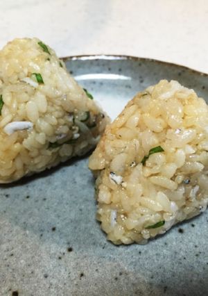 釜揚げしらすと大葉のおにぎり♡タレが美味-レシピのメイン写真