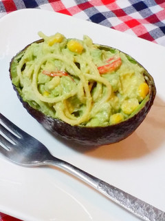 アボカドカップで♪カニカマパスタサラダ-レシピのメイン写真