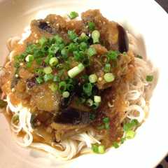 รูปของ ナスの焼き浸し 素麺のせ