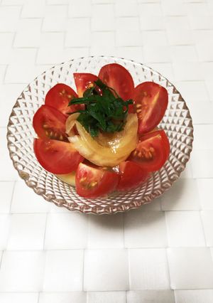 トマトサラダ。手作り玉ねぎドレッシングで-レシピのメイン写真