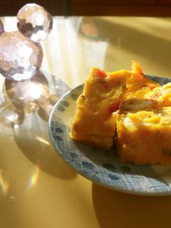 お弁当に!塩トマトとチーズ入りの卵焼き-レシピのメイン写真
