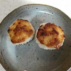 รูปของ 味噌マヨネーズの焼きおにぎり♡トースター