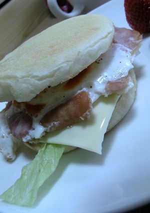 日曜の朝♪マフィンバーガー-レシピのメイン写真