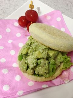 蒸し鶏とアボカドのバジルマヨ和え-レシピのメイン写真