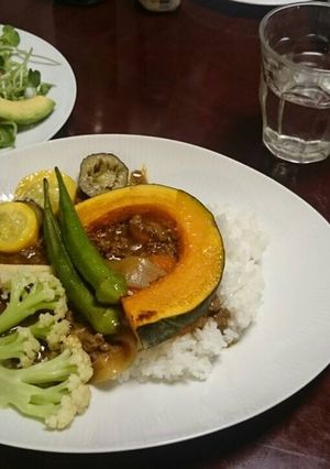 夏野菜カレーとアボカドとカツオのサラダ-レシピのメイン写真
