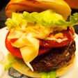 鹿角短角牛のひき肉でアメリカンバーガー