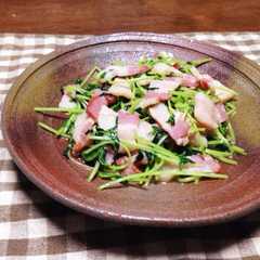 รูปของ 弁当にも簡単豆苗とベーコンのコンソメ炒め