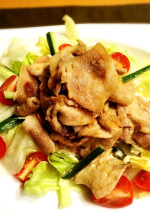 豚生姜焼き♪on サラダ-レシピのメイン写真