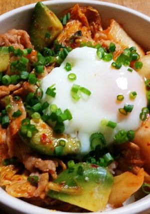 簡単☆アボカド入り豚キムチ丼♪温玉のせ～-レシピのメイン写真