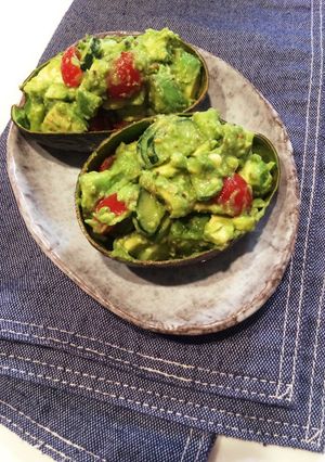 アボカドココットでなめらかサラダ-レシピのメイン写真