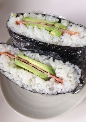 簡単♪アボカドとベーコンのおにぎらず-レシピのメイン写真
