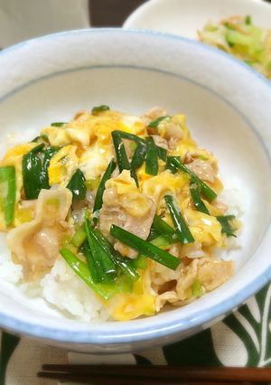 豚バラとニラの卵とじ丼-レシピのメイン写真