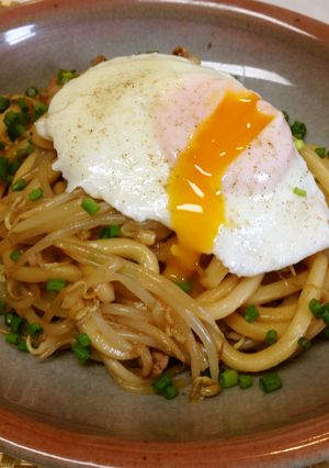 もやし1人1袋ペロリ★焼きうどん・卵のせ-レシピのメイン写真