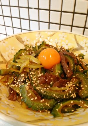 簡単☆牛肉とゴーヤ・ピーマンの月見炒め-レシピのメイン写真