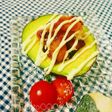 カリカリ鶏皮トッピングのアボカドココット