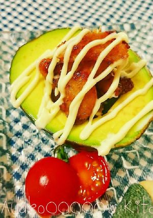 カリカリ鶏皮トッピングのアボカドココット-レシピのメイン写真