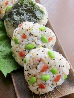 梅干しと枝豆の胡麻オイルおにぎり-レシピのメイン写真