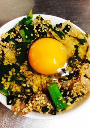 簡単☆ニラと豚のスタミナ丼-レシピのメイン写真