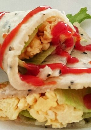 朝食に♪卵とレタスのゴマ入りブリトー-レシピのメイン写真