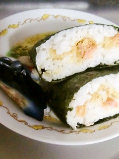 揚げ玉と焼き鮭のおにぎらず-レシピのメイン写真