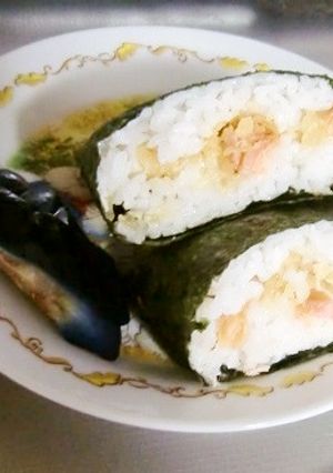 揚げ玉と焼き鮭のおにぎらず-レシピのメイン写真