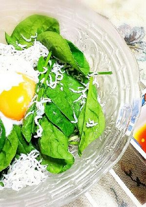 しらすとポーチドeggほうれん草のサラダ-レシピのメイン写真