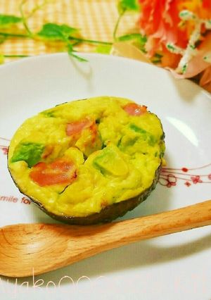 簡単♪まるごとアボカドココットのキッシュ-レシピのメイン写真