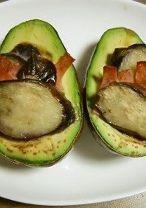 ナスとベーコンの味噌味のアボカドココット-レシピのメイン写真
