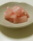 赤梅酢とカンタン酢で作る大根さくら漬け