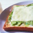 アボカドディップとチーズのオープンサンド