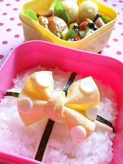 お弁当に 水玉おリボン プレゼントご飯-レシピのメイン写真